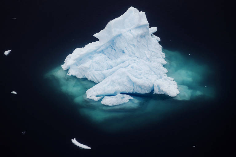 Iceberg próximo da cidade de Tassilaq, na Groenlândia