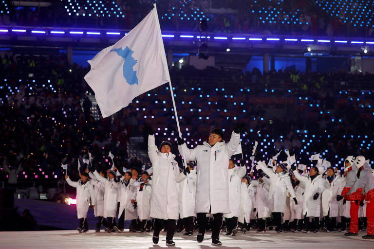 A bandeira com a península coreana, simbolizando a união entre as Coreias na cerimônia de abertura da Olimpíada de Inverno de 2018
