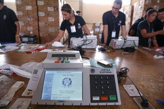 TRE-DF testa e lacra urnas que serão enviadas para votação no exterior 