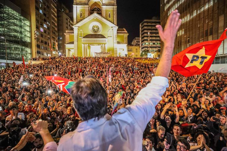 O candidato à Presidência Fernando Haddad (PT) participa de grande comício em Florianópolis, com a vice Manuela DÁvila (PC do B) e o candidato ao governo do estado de Santa Catarina Décio Lima (PT)