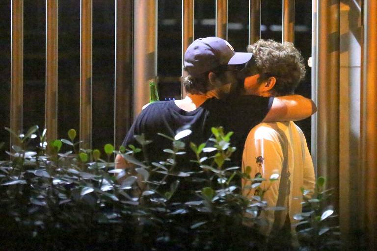 Mauricio Destri, de 'Orgulho e Paixão', e Gil Coelho são fotografados aos beijos no Rio