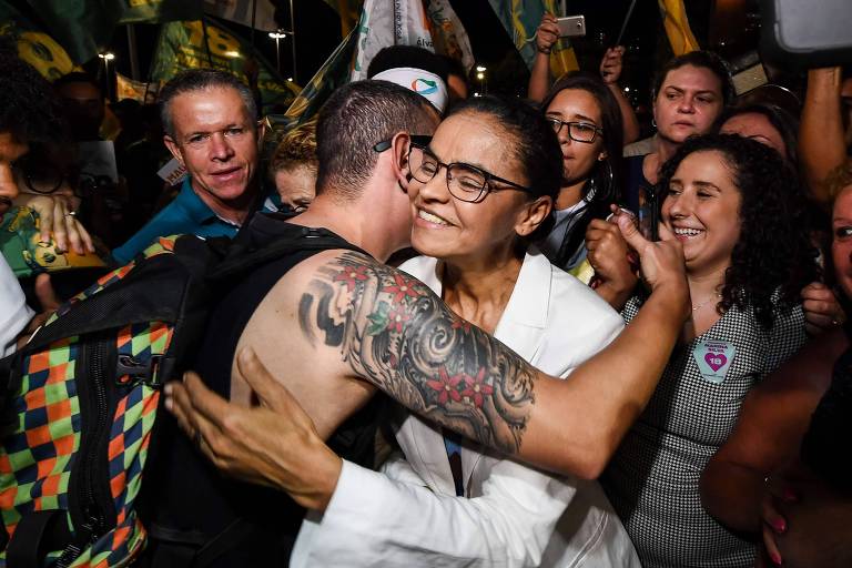 A candidata à Presidência Marina Silva (Rede) cumprimenta eleitor durante o comício de campanha no centro de Brasília