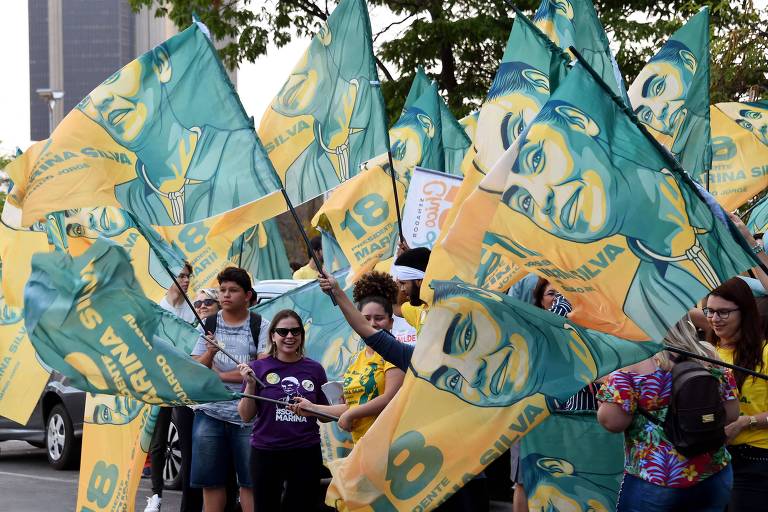 Militantes indígenas apoiam a  candidata à Presidência Marina Silva (Rede) durante agenda de campanha no centro de Brasília