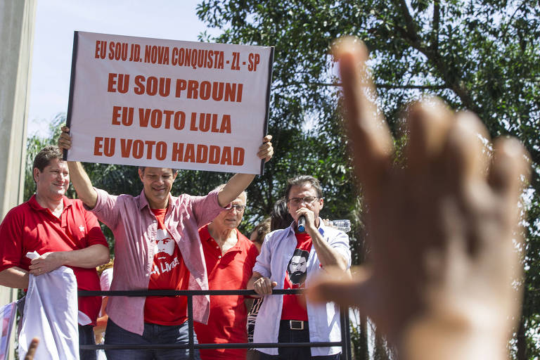 Os candidatos do PT à Presidência Fernando Haddad e ao governo do estado Luiz Marinho participam de ato em São Mateus, zona leste de São Paulo