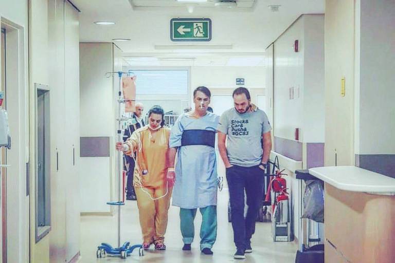 Em foto divulgada pelo candidato em rede social, Bolsonaro faz fisioterapia no hospital
