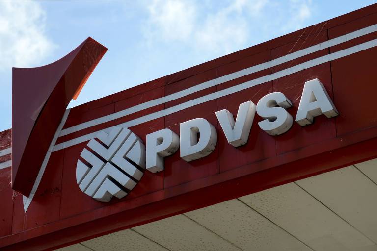 Em vermelho, símbolo da PDVSA em posto de gasolina