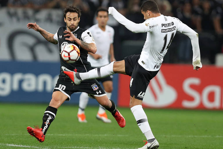 O meia chileno Jorge Valdivia, em ação na partida contra o Corinthians, na Arena Itaquera, pelas oitavas de final da Libertadores