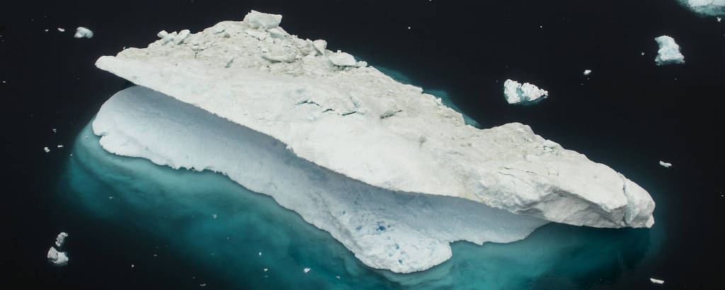 Iceberg flutua em um fiorde na Groenlândia 