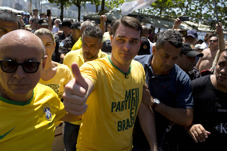 Candidato ao Senado no Rio, filho de Bolsonaro cresce mais que o pai após atentado