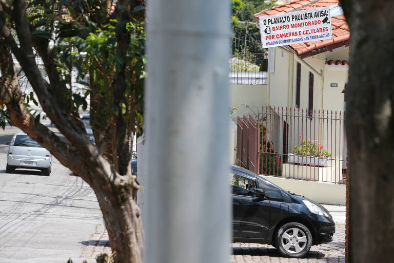 Moradores da região do Planalto Paulista, na zona sul de SP, colocam faixas contra a prostituição no bairro