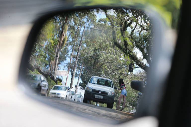Moradores da região do Planalto Paulista, na zona sul de SP, colocam faixas contra a prostituição no bairro; na foto, garotas de programa na rua Campina da Taborda