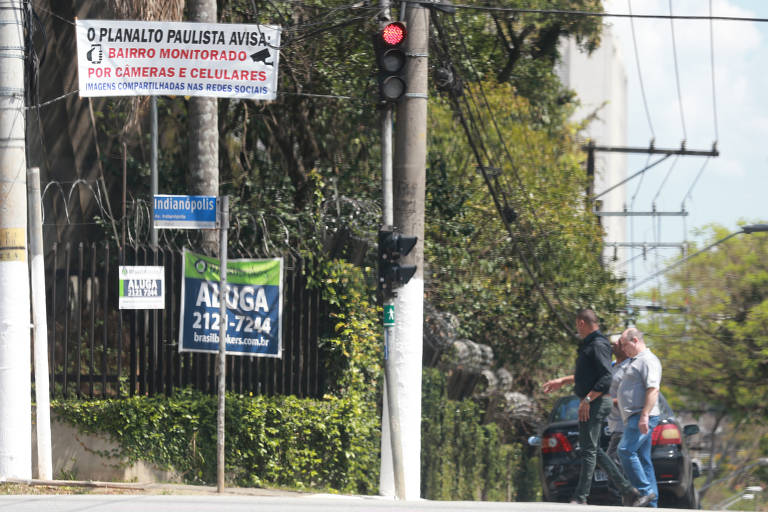 Moradores da região do Planalto Paulista, na zona sul de SP, colocam faixas contra a prostituição no bairro