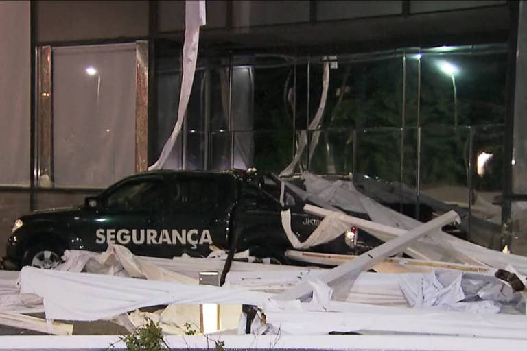 Estrutura do shopping JK Iguatemi cai durante tempestade em São Paulo