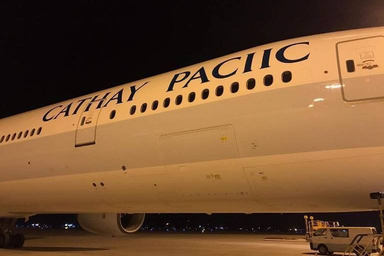 Avião da Cathay Pacific recebe pintura com nome errado da empresa