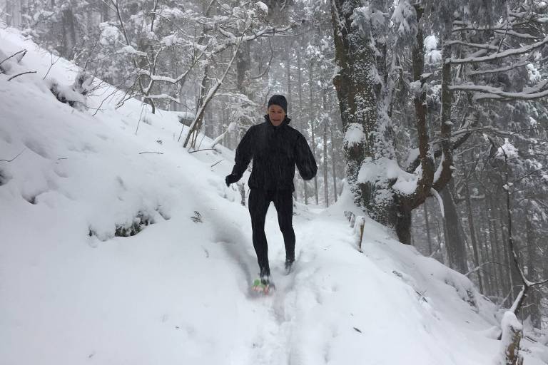 Marcelo Gleiser correndo na neve do monte Hiei