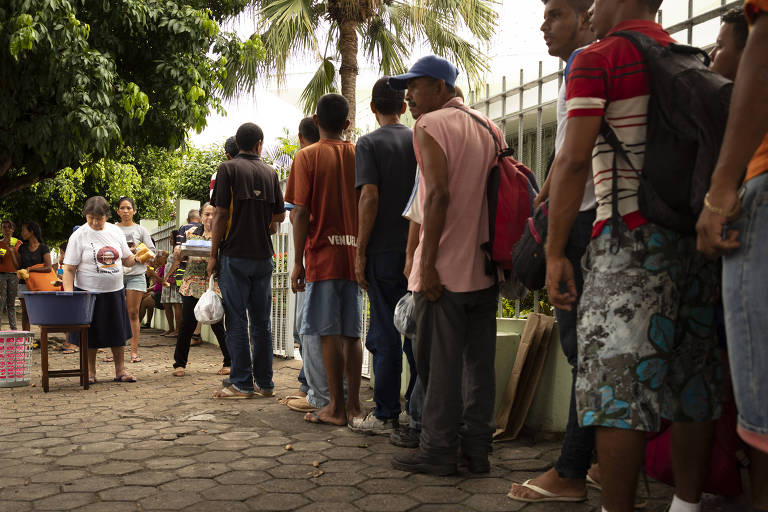 Venezuelanos aguardam distribuição do café da manha em Boa Vista (RR)