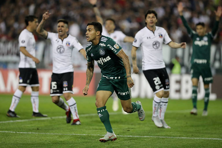 Dudu comemora o segundo gol do Palmeiras contra o Colo-Colo