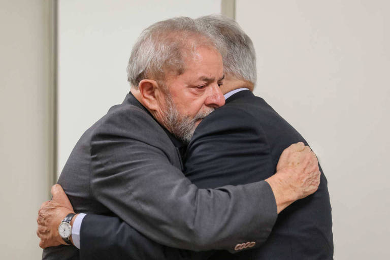 Os ex-presidentes Lula e Fernando Henrique Cardoso se abraçam durante visita do tucano ao petista no Hospital Sírio-Libanês em São Paulo 