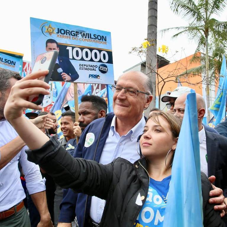 O candidato do PSDB à Presidência Geraldo Alckmin tira selfie com eleitora durante caminhada  no calçadão de Guarulhos, Grande São Paulo