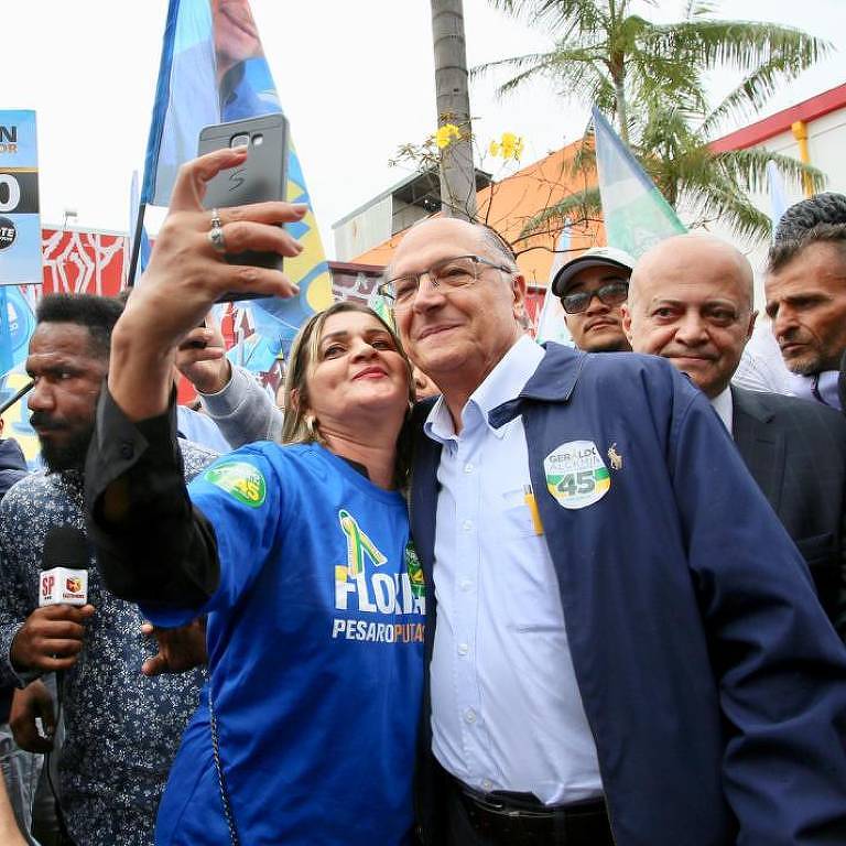 O candidato do PSDB à Presidência Geraldo Alckmin tira selfie com eleitora durante caminhada  no calçadão de Guarulhos, Grande São Paulo