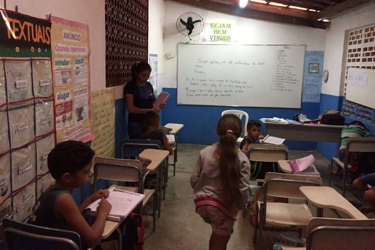 Alunos da escola municipal Maria do Carmo da Conceição, que fica na zona rural de Jucás, a 407 km de Fortaleza (CE), em sala de aula - Paulo Saldaña/Folhapress