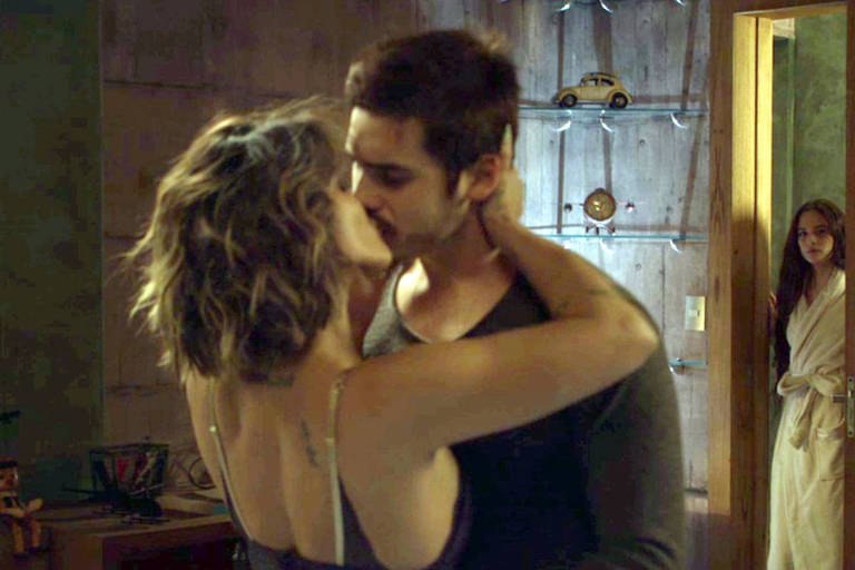 Betina (Cleo Pires) dá um beijo em Samuca (Nicolas Prattes)