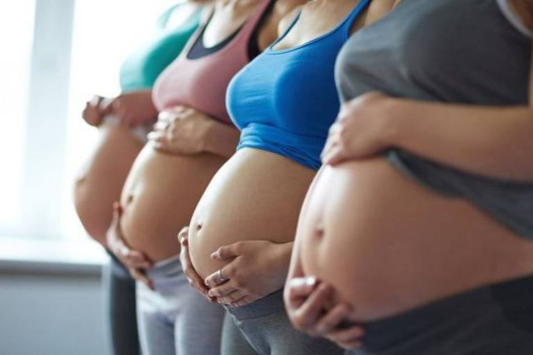 Fileira de mulheres grávidas