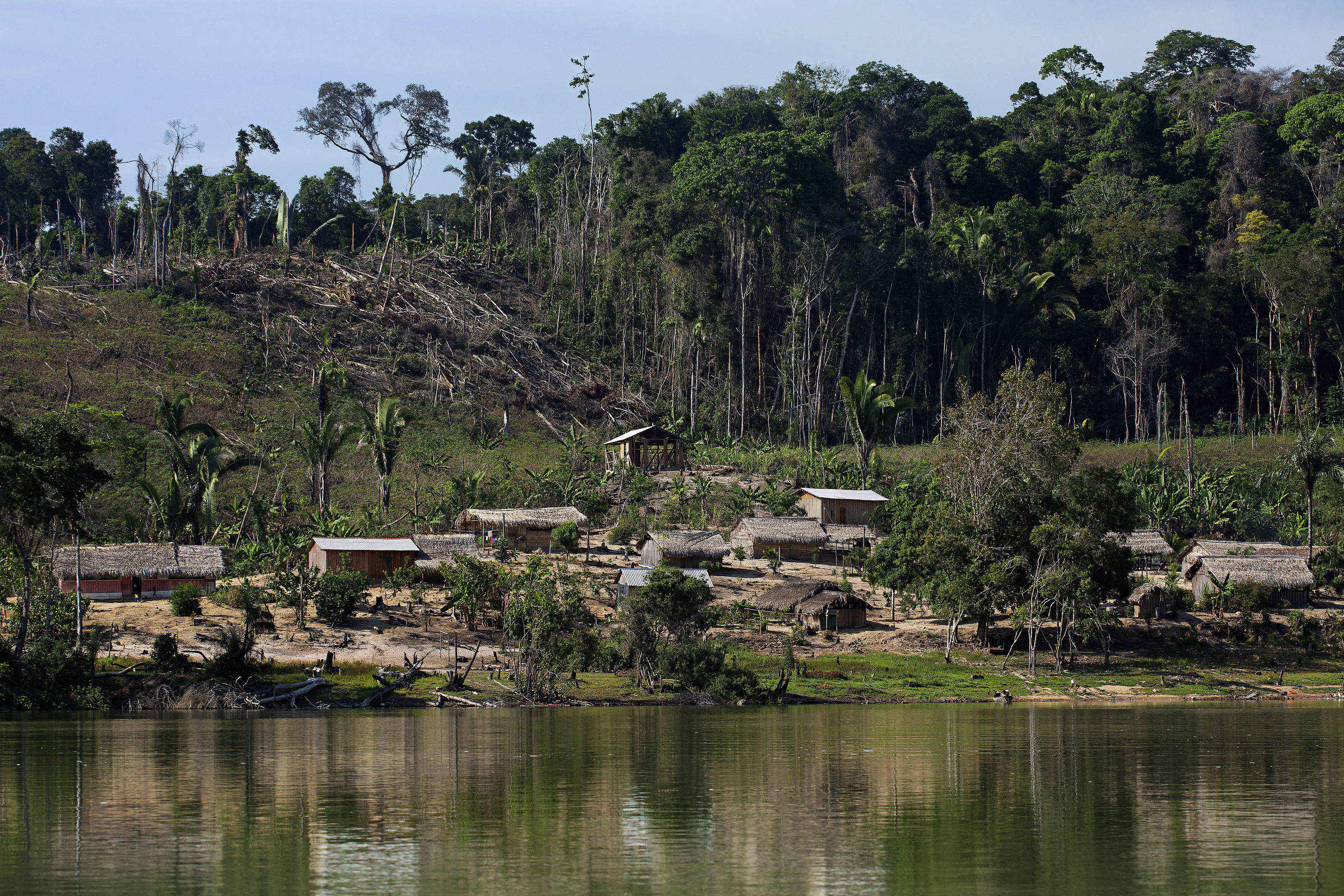Aldeia mundurucu na Terra Indígena Sawré Muybu as margens do rio Tapajós