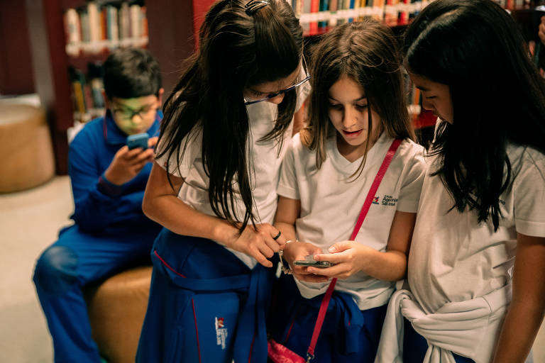 Depois de mais de 1h e de alguns nomes errados, eles chegam à resposta e falam Marechal Deodoro da Fonseca; depois, checam a informação no Google em poucos segundos