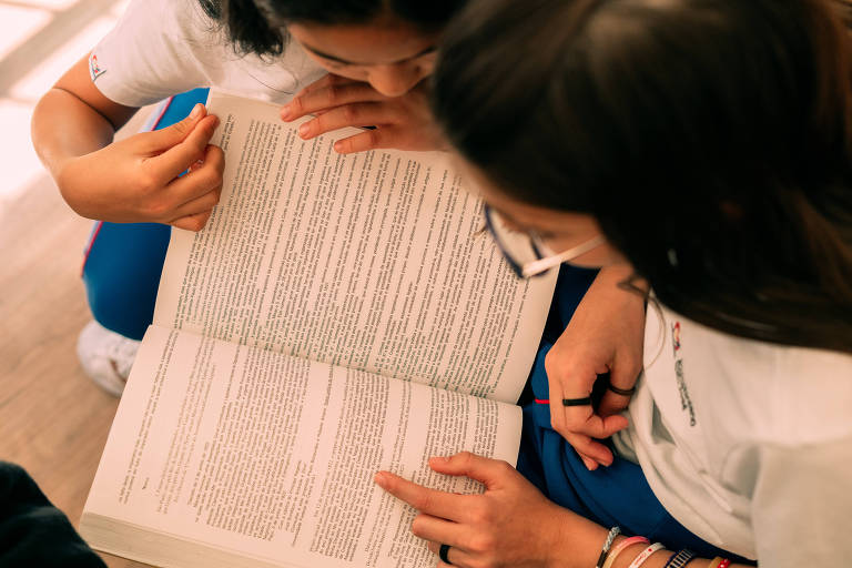 Depois de recorrer ao índice, meninas tentam encontrar a resposta; o desafio durou mais de 1h