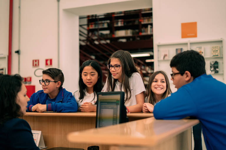 Pela primeira vez na Mário de Andrade, os estudantes do quinto ano pedem auxílio na recepção da biblioteca para encontrar os livros de história