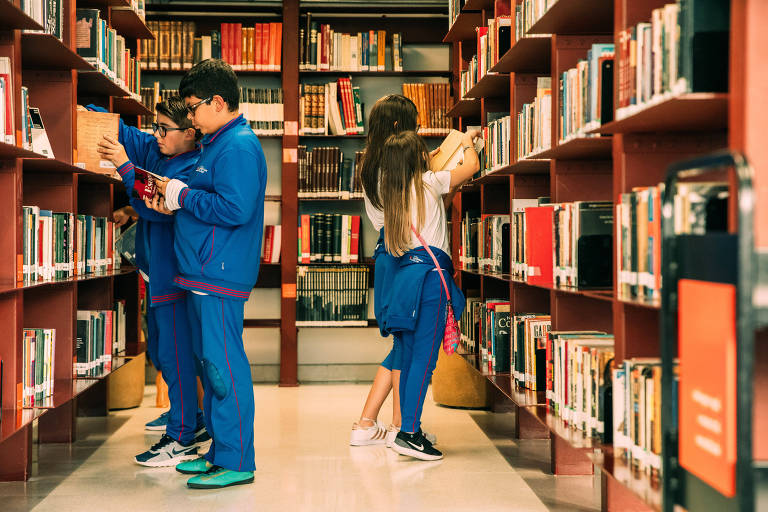 As crianças tentam encontrar os livros certos de história do Brasil para descobrir quem foi o primeiro presidente do país; eles desconfiam que possa ser Getúlio Vargas