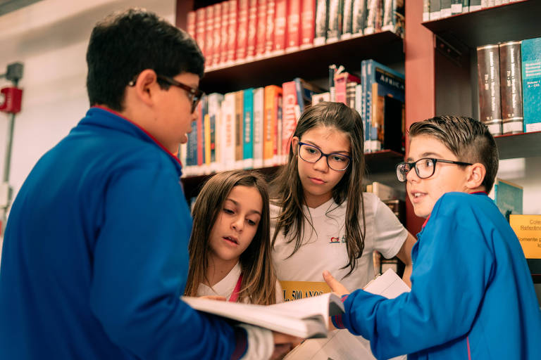 Da esquerda para a direita, Vitor Bolletta, 11, Luiza Alarcon, 10, Ana Theresa Jimenes, 10, e Rafael Garcia, 10; reunidos, eles debatem sobre quem pode ser o primeiro presidente


