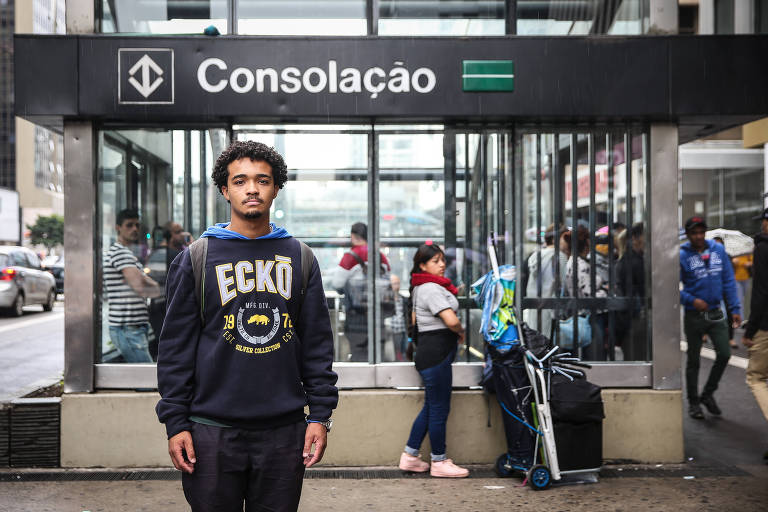 Imagem mostra jovem em frente à estação Consolação do metrô