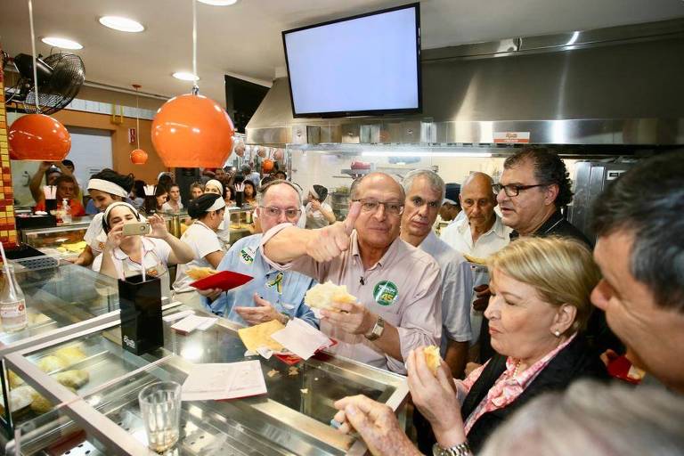 Geraldo Alckmin come pastel em passagem por Piracicaba ao lado de sua vice Ana Amélia