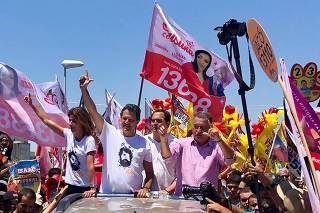 Fernando Haddad faz campanha de carro na ruas de Petrolina (PE)