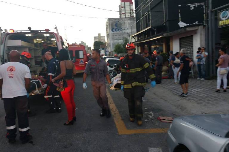 Bombeiros resgatam feridos após desabamento em em casa de eventos onde ocorria desfile infantil em Santo André (SP)