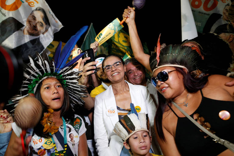 A candidata à Presidência Marina Silva (Rede) tira foto com eleitores indígenas durante o comício de campanha no centro de Brasília