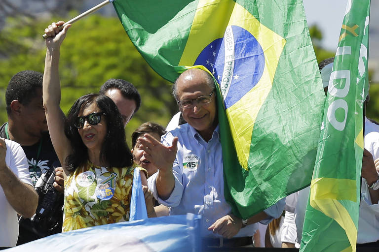O candidato do PSDB à Presidência Geraldo Alckmin durante carreata na zona sul de São Paulo neste domingo (24)