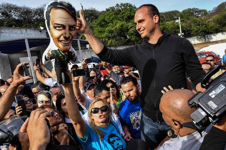O candidato à Deputado Federal Eduardo Bolsonaro (PSL) acena para eleitores em frente ao Hospital Israelita Albert Einstein em São Paulo, onde seu pai, Jair Bolsonaro, segue internado depois de ser esfaqueado durante campanha de rua em Minas Gerais