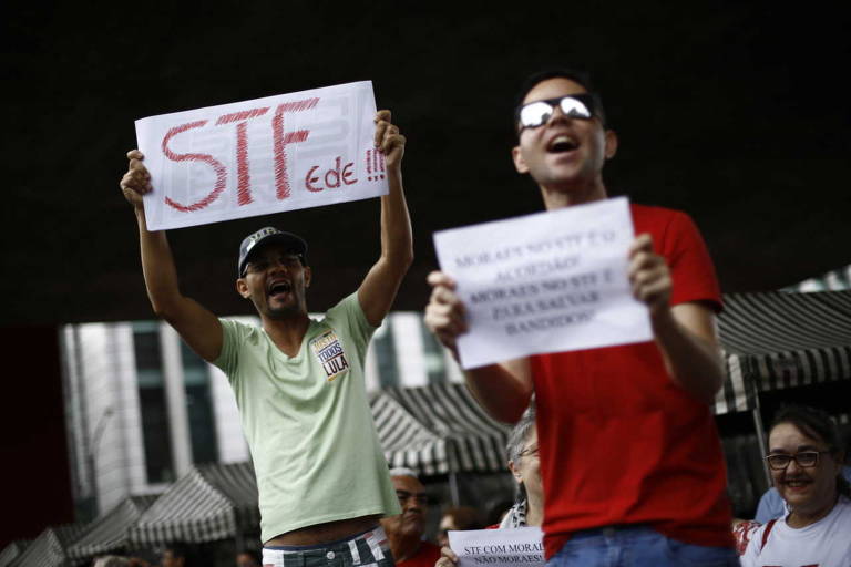 Manifestantes na avenida Paulista protestam contra a indicação do então ministro da Justiça, Alexandre de Moraes, ao STF