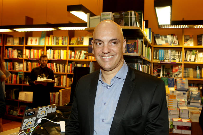O ministro do Supremo Tribunal Federal Alexandre de Moraes durante o lançamento do livro "Amor que Transforma - Como Encontrar Forças para Recomecar", de Lu Alckmin, ex-primeira dama do Estado de São Paulo, na Livraria Cultura