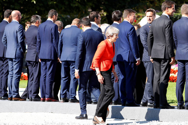 A primeira-ministra britânica Theresa May (de vermelho) com outros chefes de governo europeu durante encontro na Áustria para debater o "brexit" 