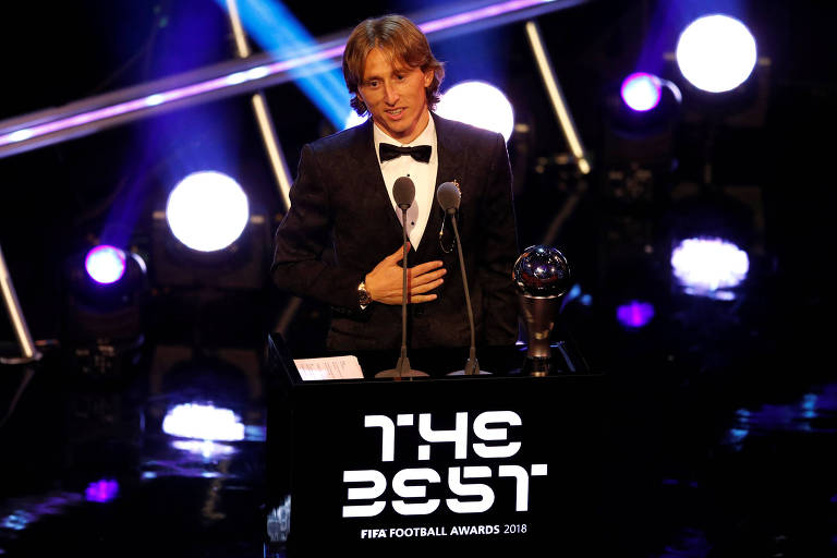Modric discursa ao lado do troféu de melhor do mundo, vencido por ele nesta segunda (24)