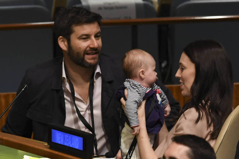 Jacinda com a filha, Neve Te Aroha Ardern Gayford, e o marido, Clarke Gayford, na Assembleia Geral da ONU, em Nova York, em 2018