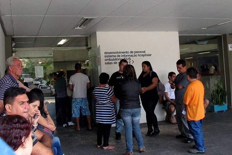 Pacientes esperam para atendimento nos PS e posto do AMA dr. Alípio Corres Neto, em Ermelino Matarazzo, SP