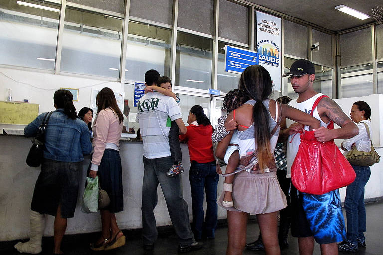 Pacientes esperam para atendimento nos PS e posto do AMA dr. Alípio Corres Neto, em Ermelino Matarazzo, SP 