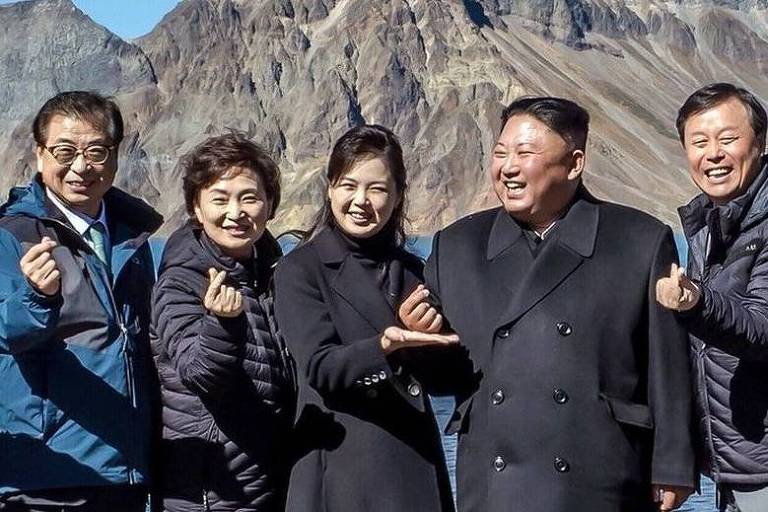 O líder da Coreia do Norte, Kim Jong-un, tenta fazer um gesto inspirado no K-pop