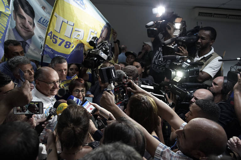 O candidato à Presidência Geraldo Alckmin (PSDB) concede entrevista durante agenda de campanha no mercado de Madureira, no Rio de Janeiro