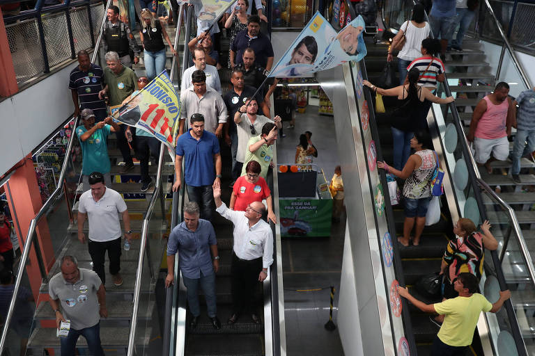 O candidato à Presidência Geraldo Alckmin (PSDB) acena para eleitores no mercado de Madureira, no Rio de Janeiro